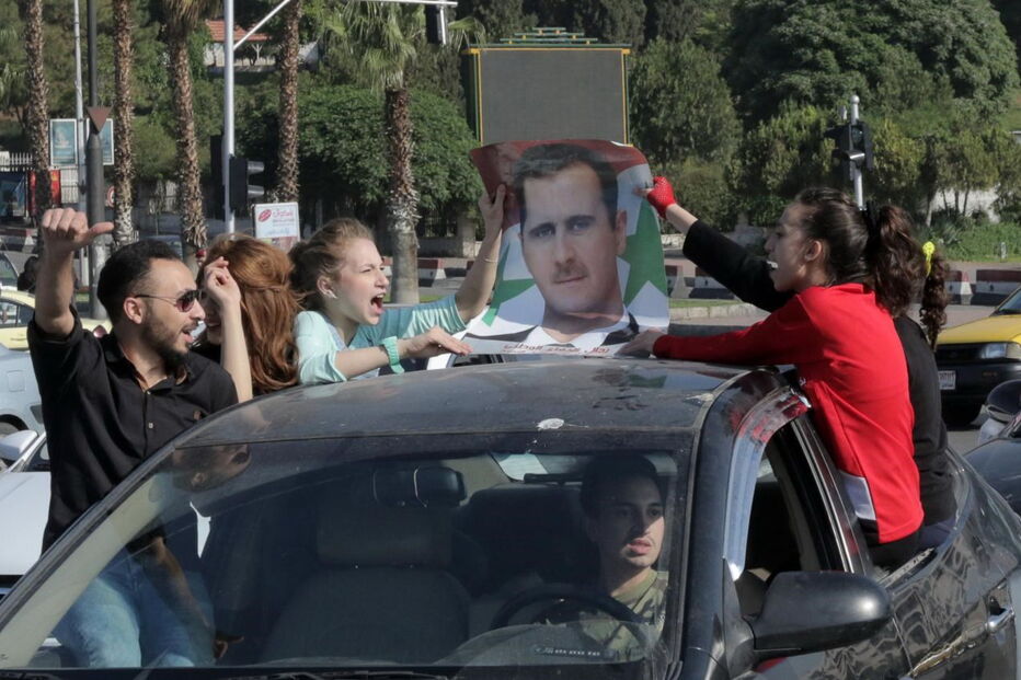 Sírios em protesto nas ruas de Damasco após ataque