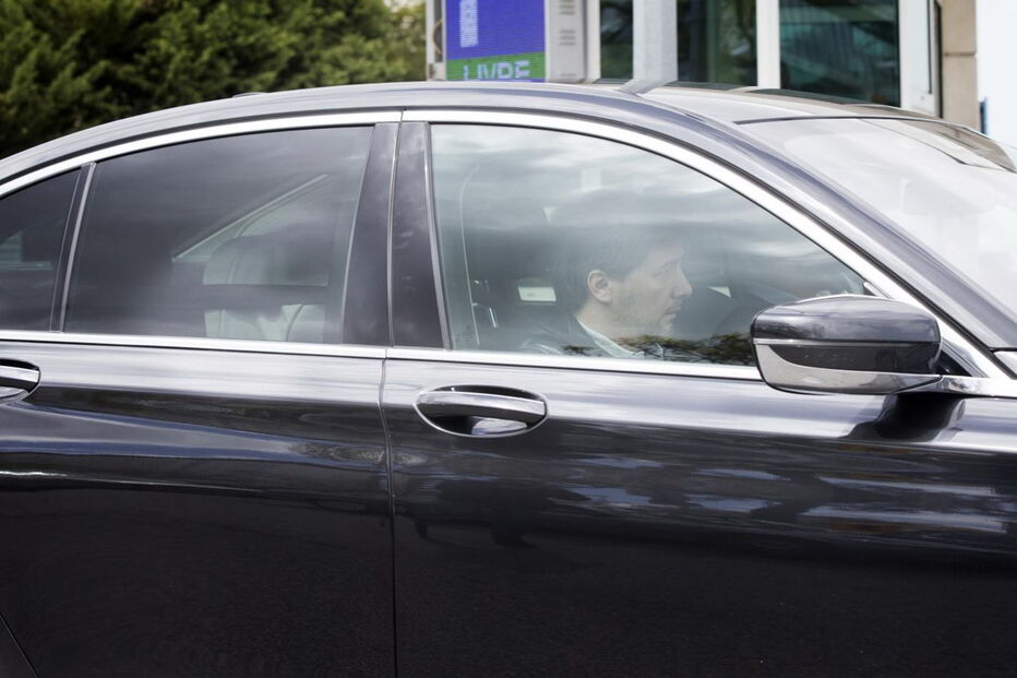 CM mostra Bruno de Carvalhoa deixar a maternidade com a mulher, que seguia atrás com a filha   