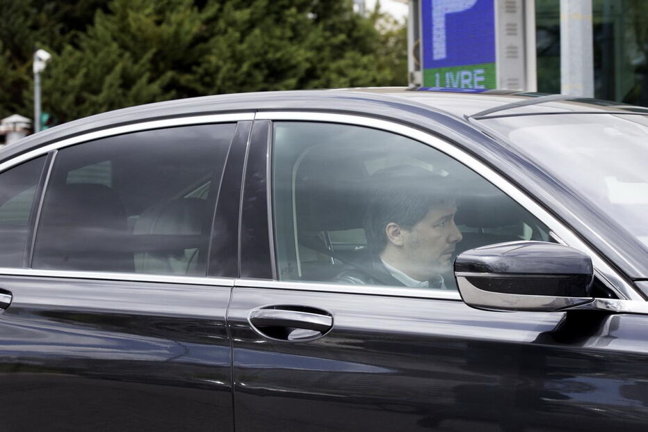 CM mostra Bruno de Carvalhoa deixar a maternidade com a mulher, que seguia atrás com a filha   