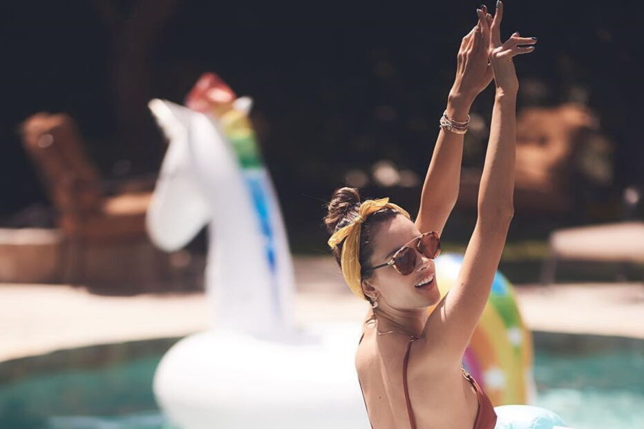 Alessandra Ambrosio sensual antes dos concertos