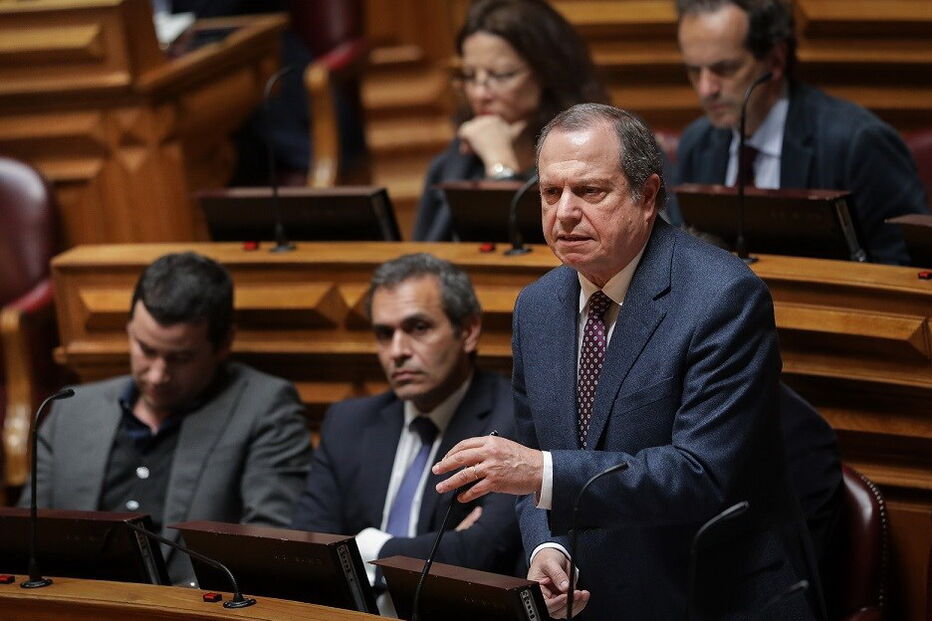Carlos César, líder da bancada socialista, reside nos Açores e acumula os dois tipos de apoios do Estado para viagens