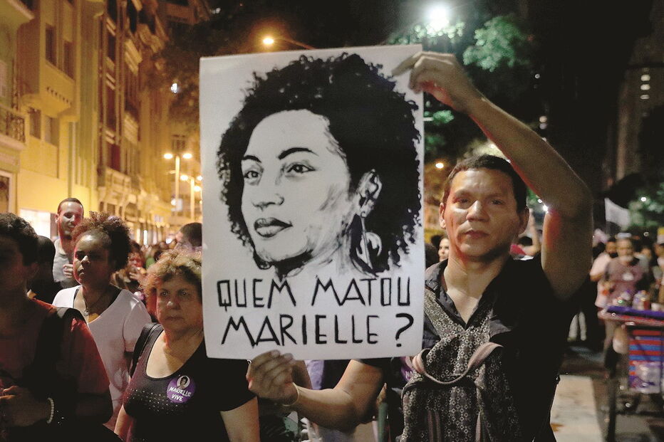 Brasileiros exigem que se faça justiça pelo assassinato da vereadora e ativista Marielle Franco, morta a tiro por homens armados no Rio de Janeiro