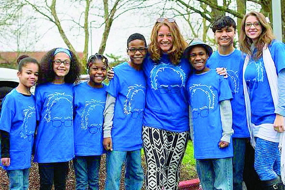 Jennifer e Sarah Hart, ambas com 39 anos, e os seis filhos adotados  