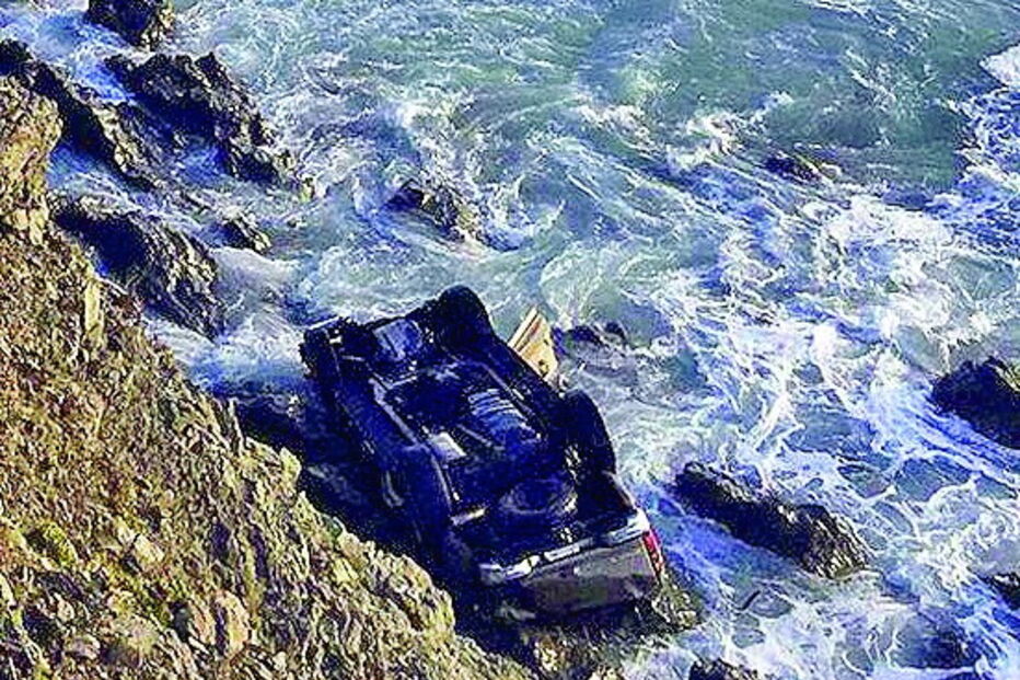 Viatura caiu ao mar de um precipício e todos os ocupantes morreram 
