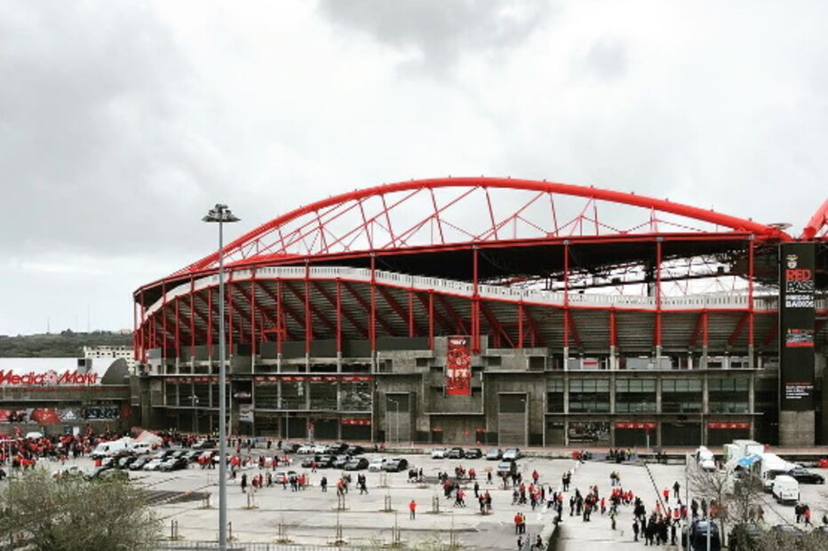 Adeptos já fazem a festa do 'Clássico' nas imediações da Luz