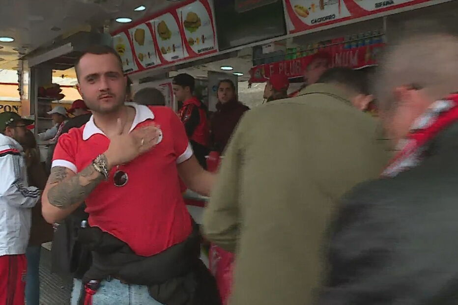 Adeptos benfiquistas nas imediações do Estádio da Luz