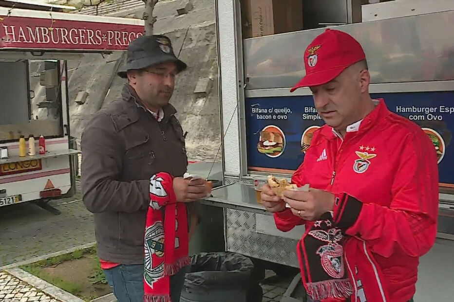 Adeptos benfiquistas nas imediações do Estádio da Luz