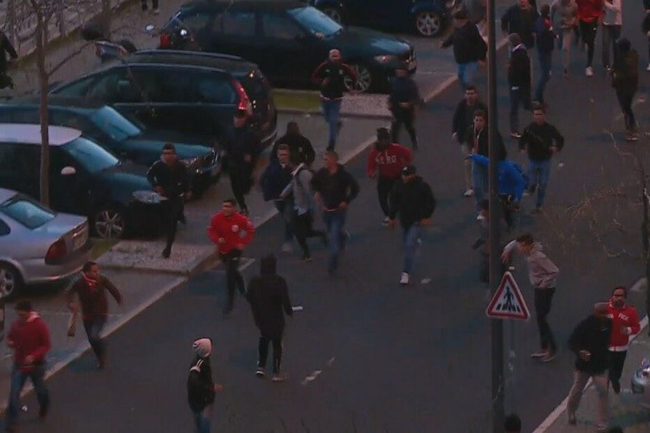 Batalha campal fere seis polícias na Luz