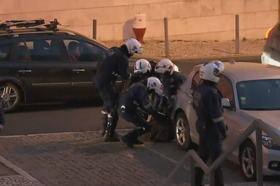 Batalha campal fere seis polícias na Luz