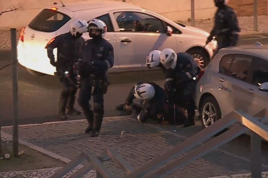 Batalha campal fere seis polícias na Luz