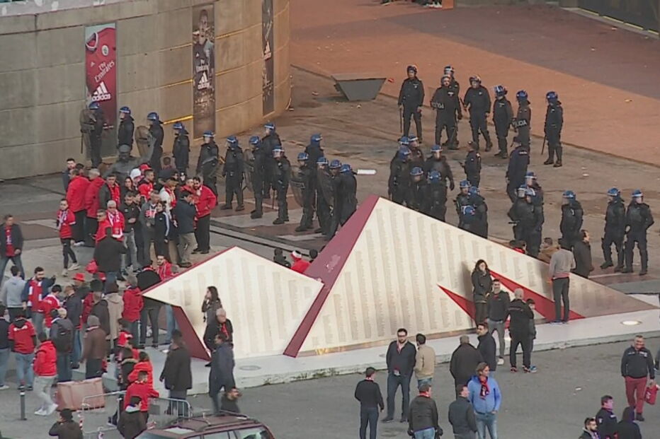 Batalha campal fere seis polícias na Luz