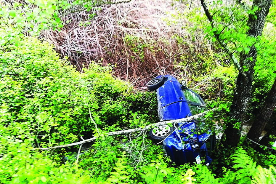 Carro abandonado em ribanceira