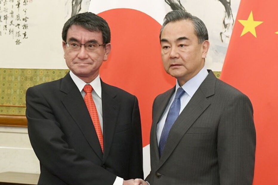 Taro Kono e Wang Yi