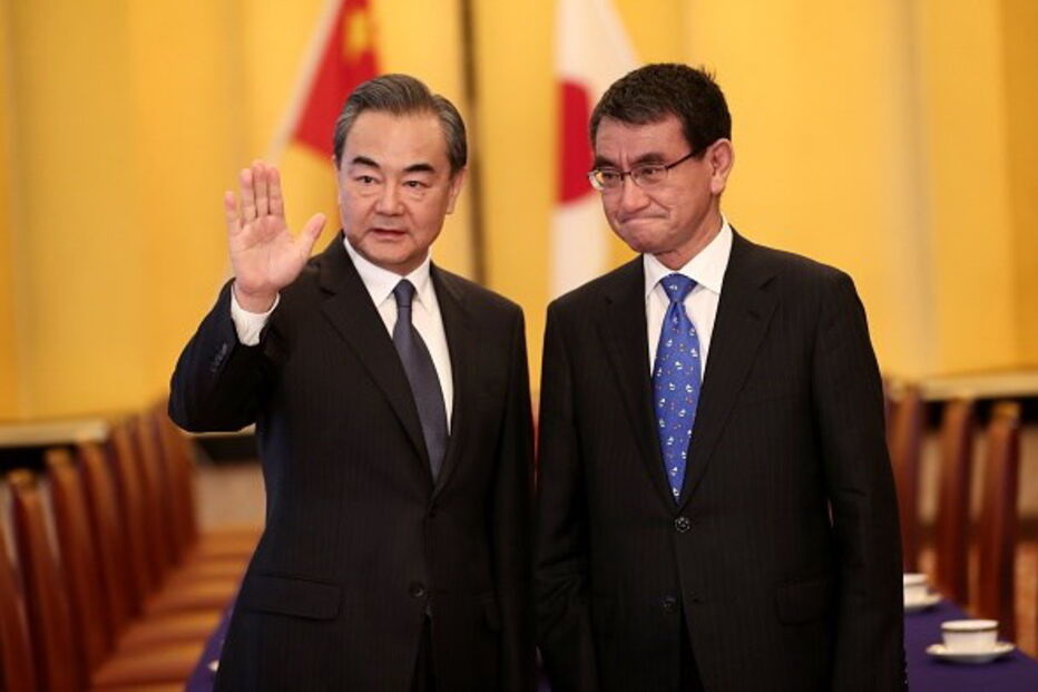 Taro Kono e Wang Yi