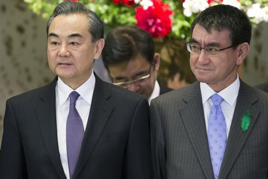 Taro Kono e Wang Yi