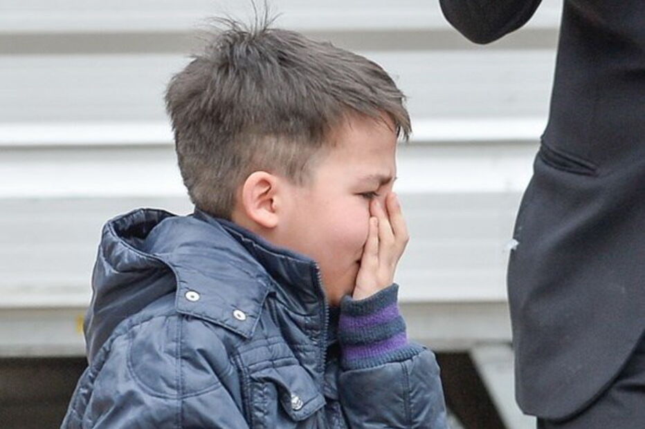 Papa conforta criança