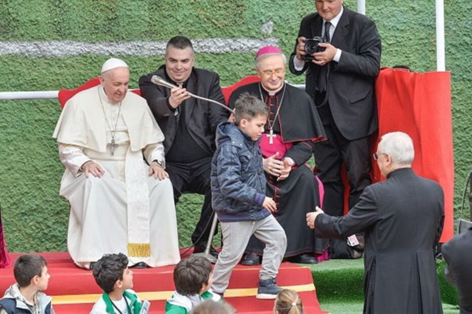 Papa conforta criança