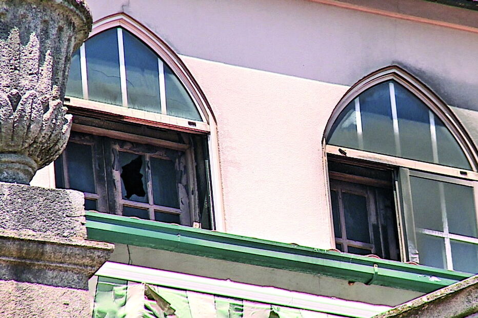 Destruição provocada pelas chamas e pelo fumo na casa da vítima, no último piso de um edifício do centro histórico