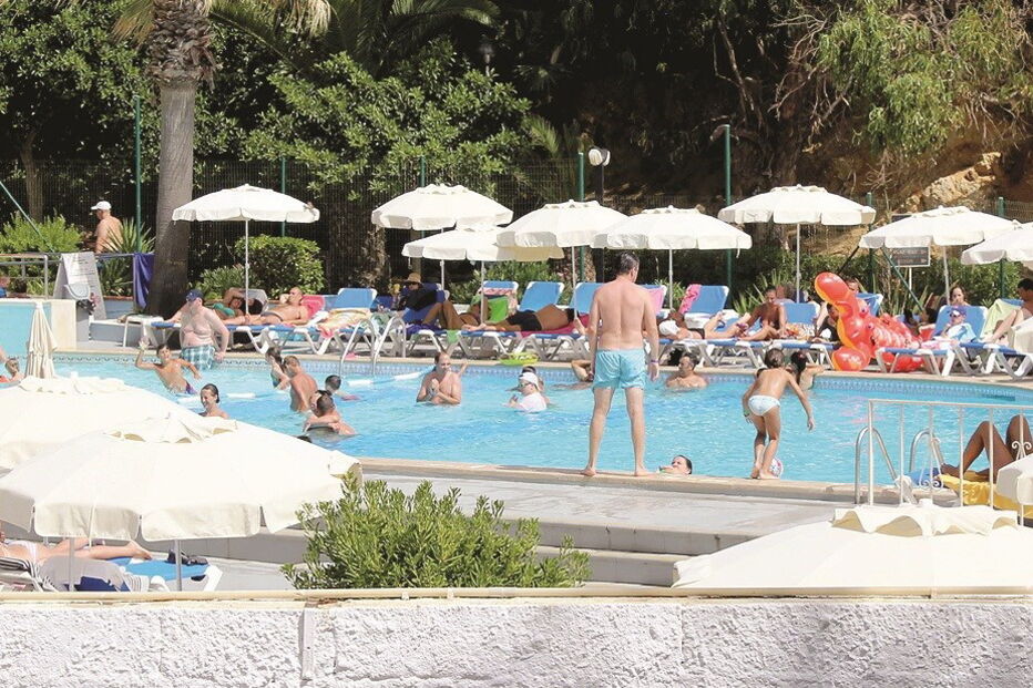 Agressões aconteceram no Hotel Mónica Isabel e presenciadas por clientes 