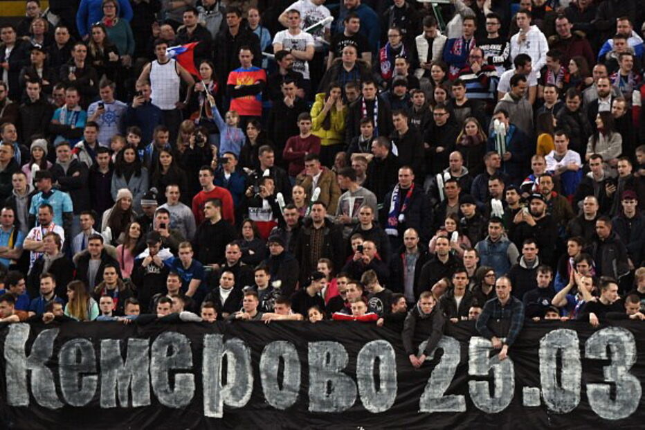 Claque russa durante amigável com a França	