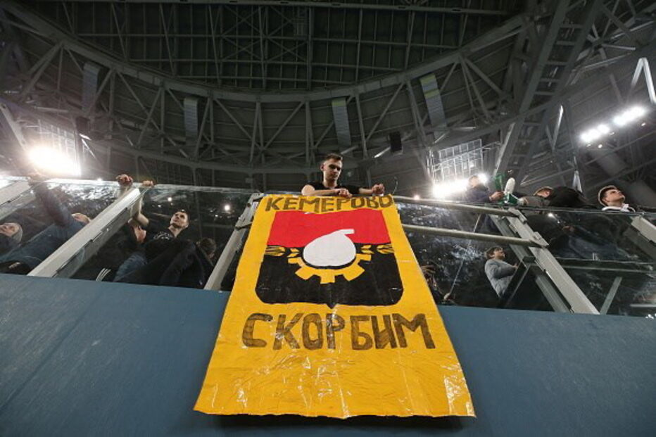 Claque russa durante amigável com a França	