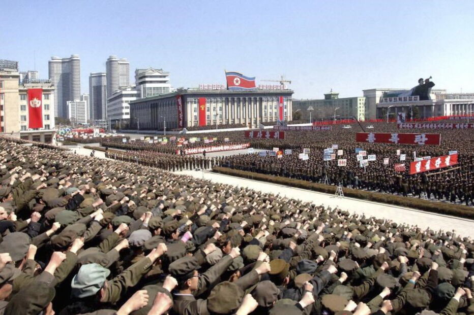 Militares da Coreia do Norte saúdam Kim Jong un