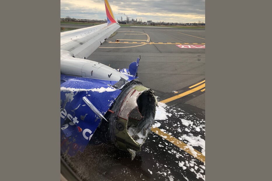 Explosão de motor de avião causa pânico em Filadélfia