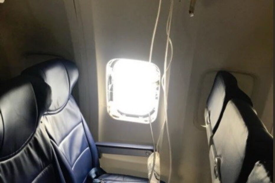 Janela do avião partiu após explosão de motor