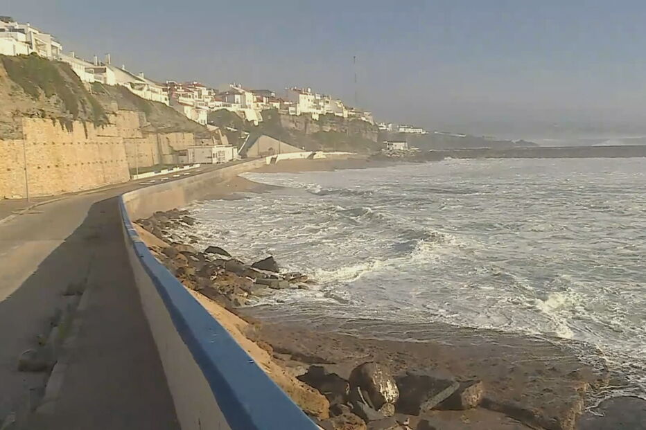 Mulher de 64 anos morre após ser arrastada por onda na Ericeira