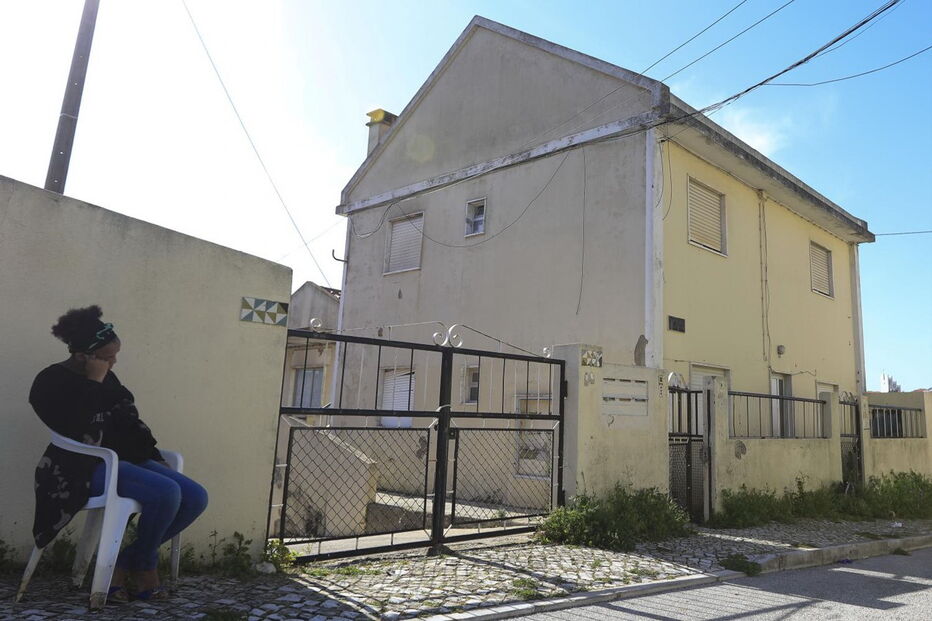 Vivenda onde moravam vítima (no andar de cima) e homicida (em baixo). Vizinhos lamentavam ontem o homicídio após anos de discussões entre ambos