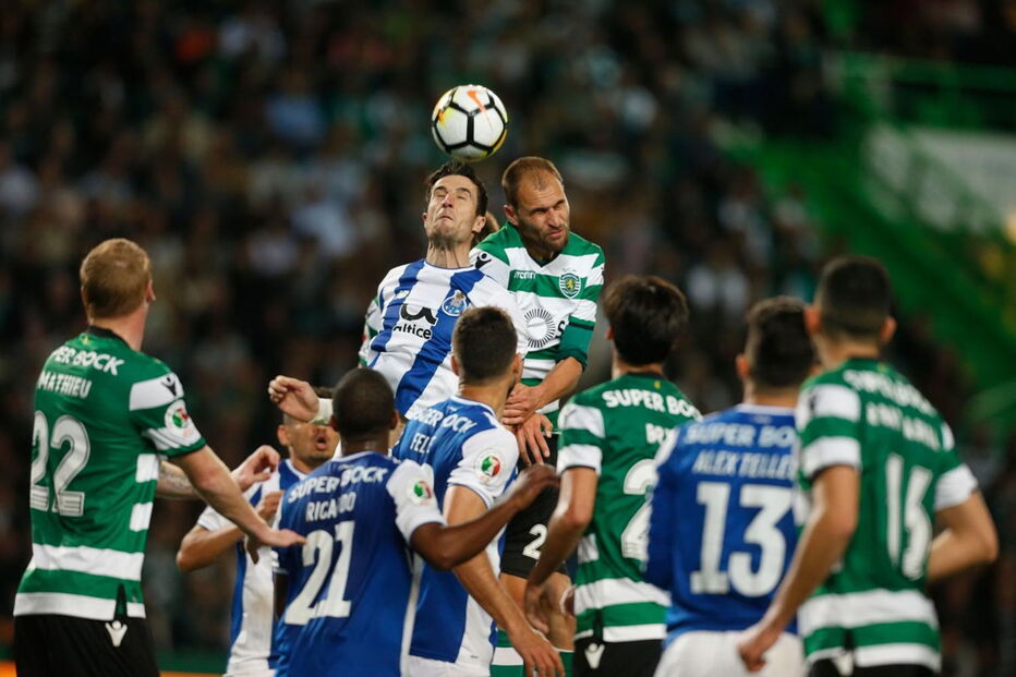 Jogadores em ação no Sporting -FC Porto da Taça de Portugal