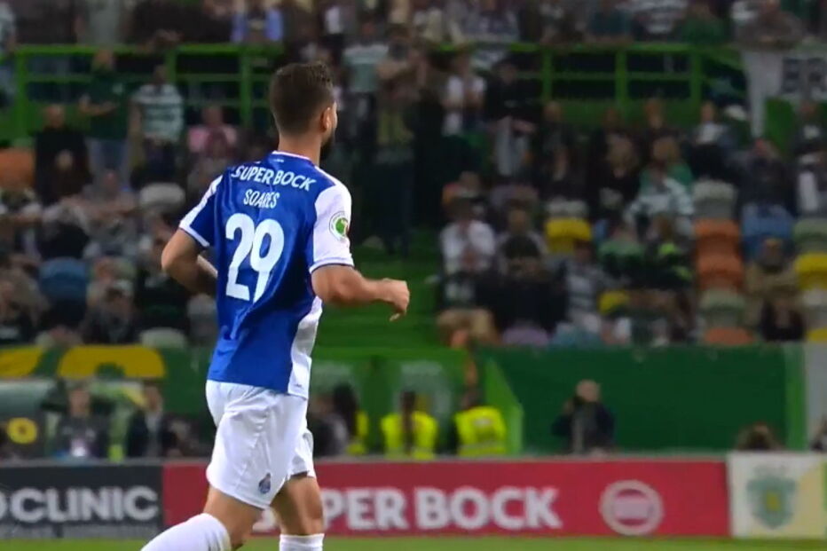 Felipe veste camisola de Soares ao intervalo e vê amarelo