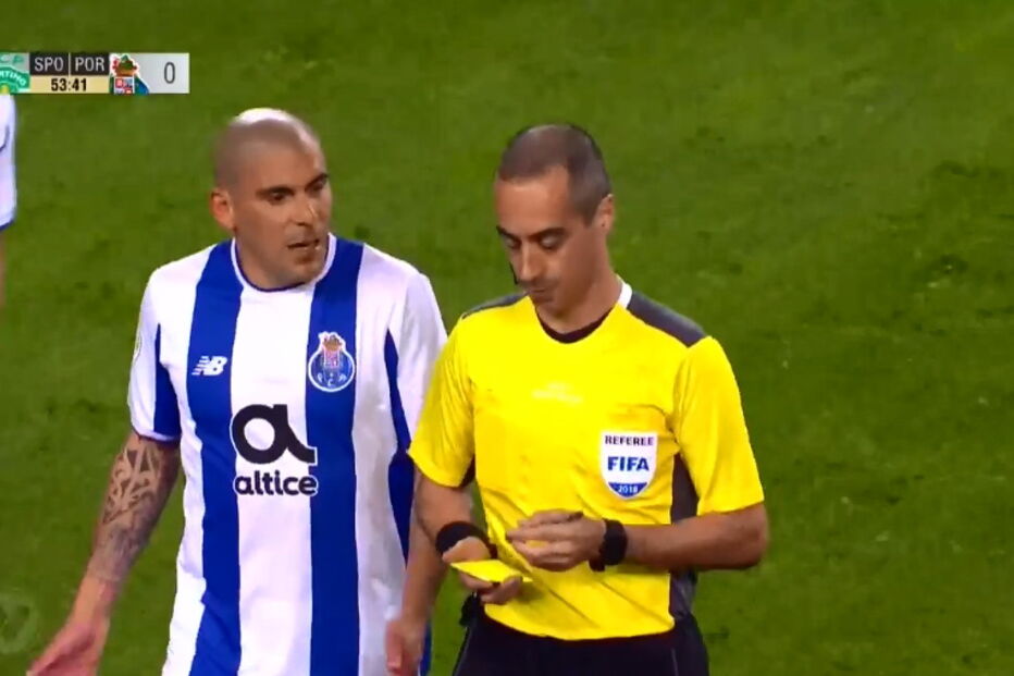 Felipe veste camisola de Soares ao intervalo e vê amarelo