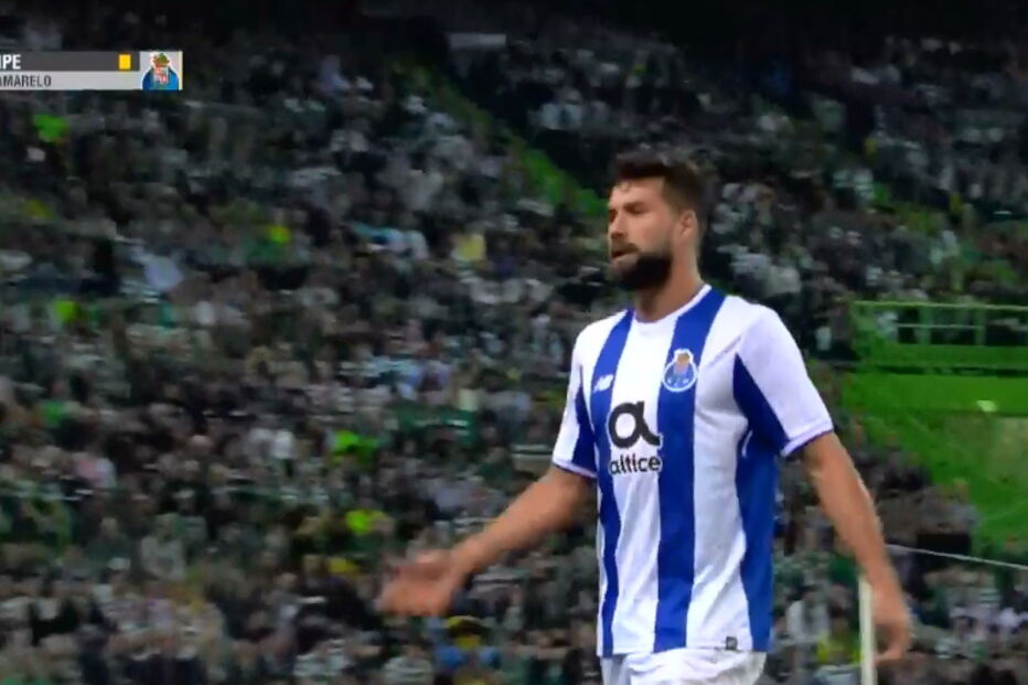 Felipe veste camisola de Soares ao intervalo e vê amarelo