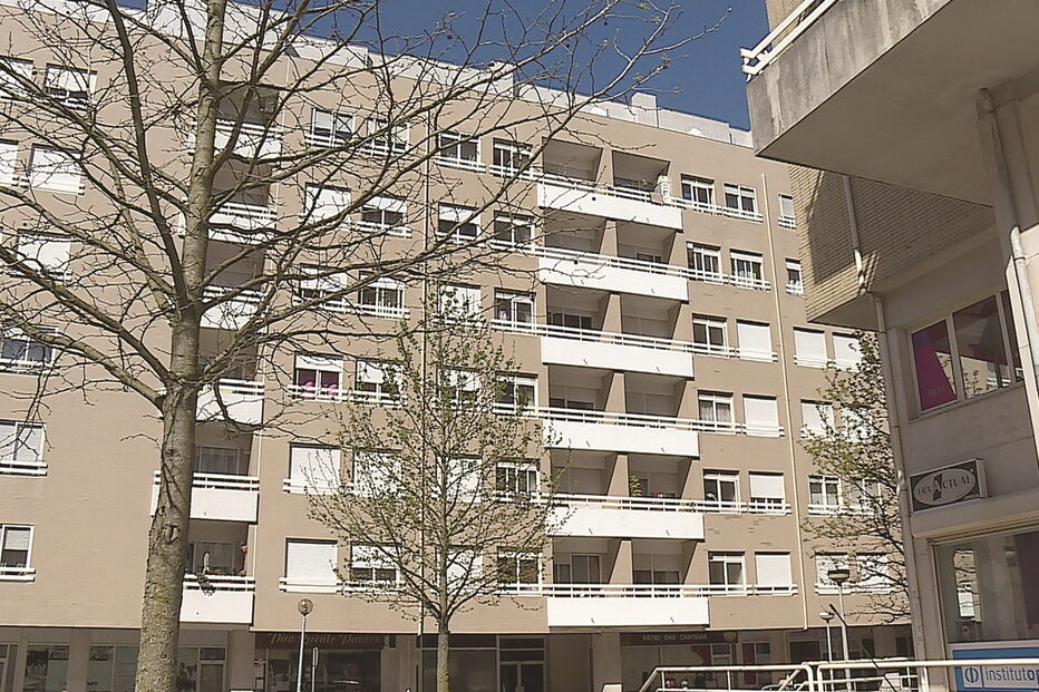 Edifício onde ontem de manhã um agente de execução, acompanhado pela PSP, se deparou com o cadáver da ex-moradora, que poderá ter morrido há dez anos 