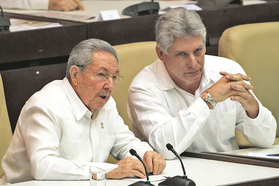 Miguel Díaz-Canel (dir.) sucede hoje a Raúl Castro como presidente de Cuba. É o primeiro líder do país nascido após a revolução liderada pelos irmãos Castro   