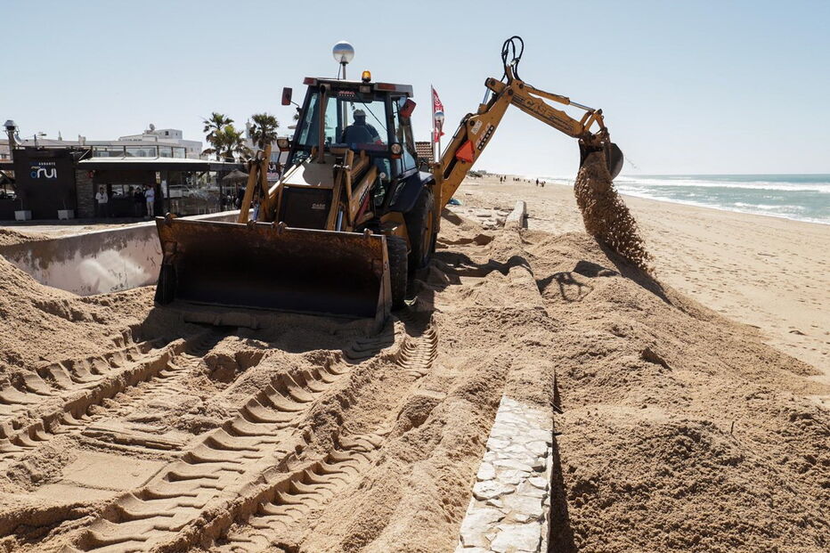Maré causa destruição na Praia de Faro