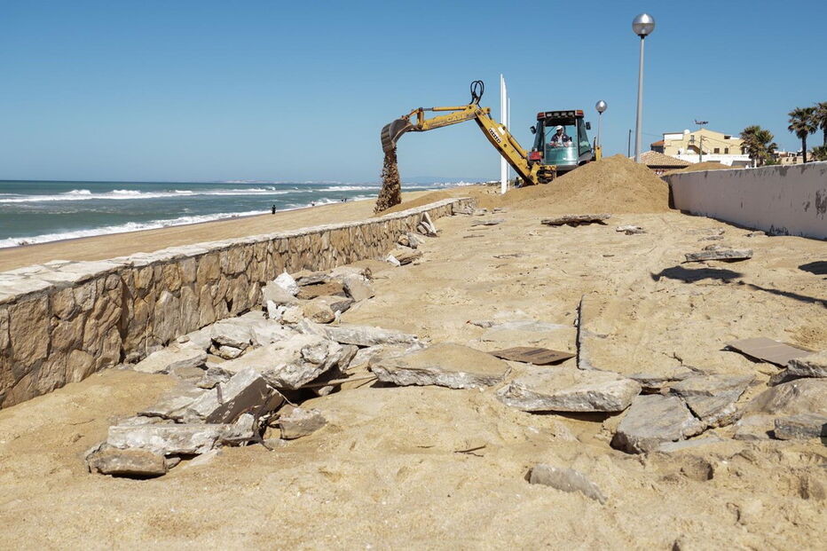 Maré causa destruição na Praia de Faro