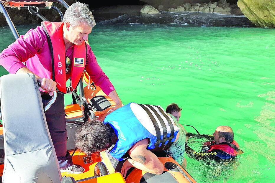 Salvamento no algar de Benagil, em Lagoa, no Algarve