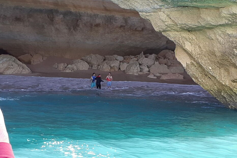 Salvamento no algar de Benagil, em Lagoa, no Algarve