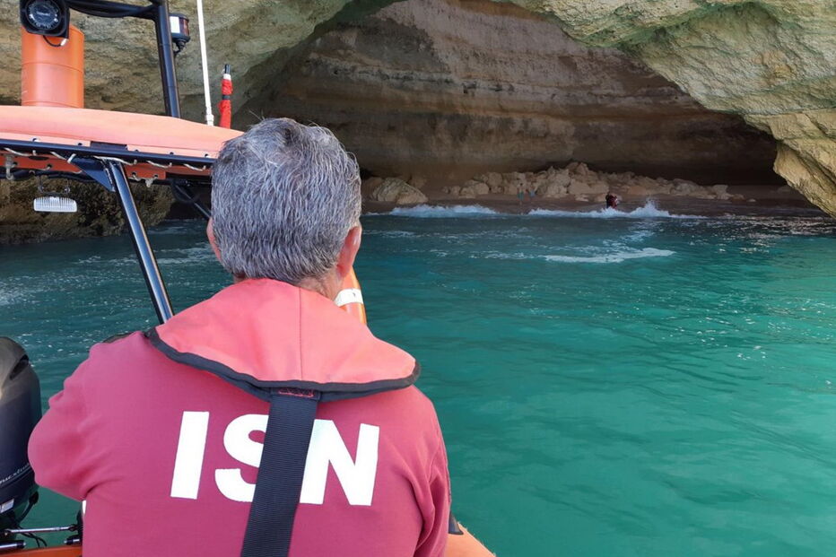 Salvamento no algar de Benagil, em Lagoa, no Algarve