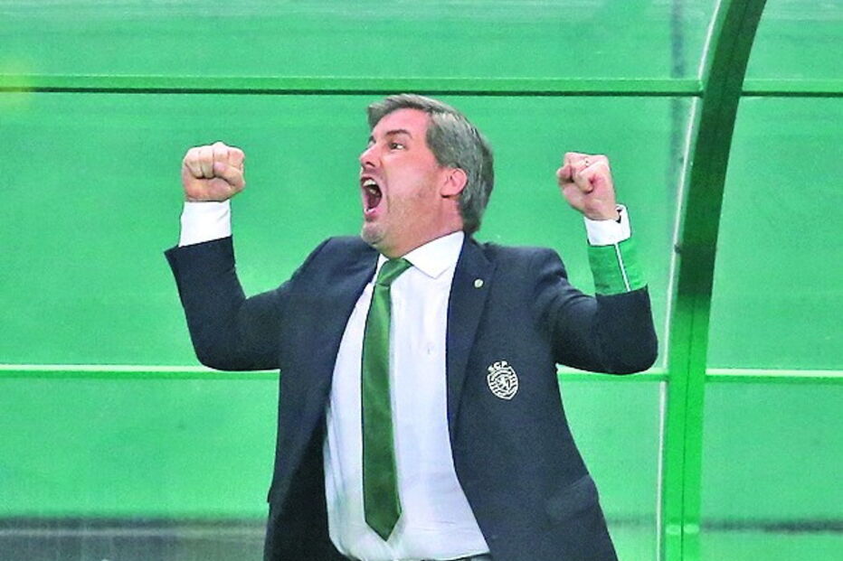 Bruno de Carvalho no banco do Sporting na receção ao FC Porto