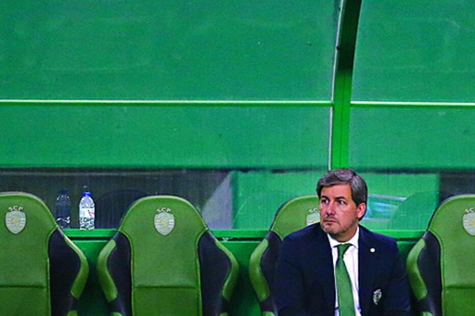 Bruno de Carvalho no banco do Sporting na receção ao FC Porto