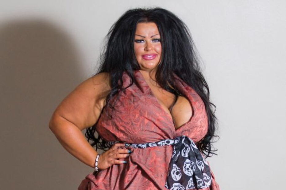 Inglesa já gastou mais de 200 mil euros para ficar igual a uma caricatura