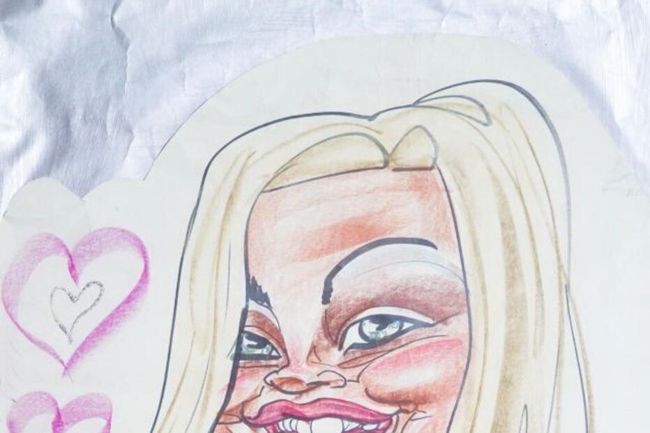 Inglesa já gastou mais de 200 mil euros para ficar igual a uma caricatura