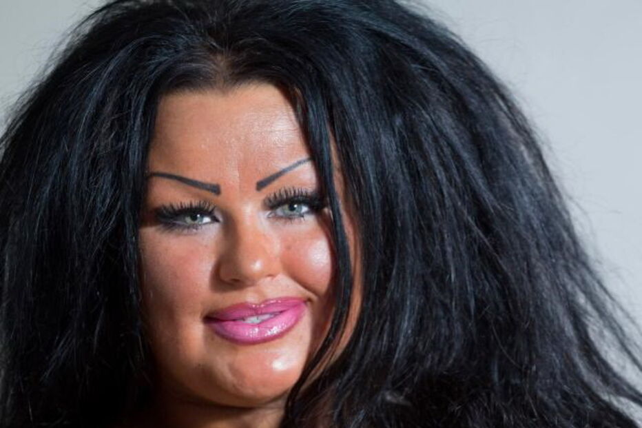 Inglesa já gastou mais de 200 mil euros para ficar igual a uma caricatura