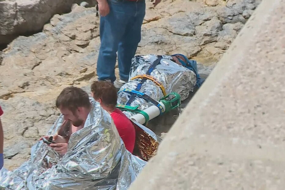 Embarcação vira na Praia da Parede 