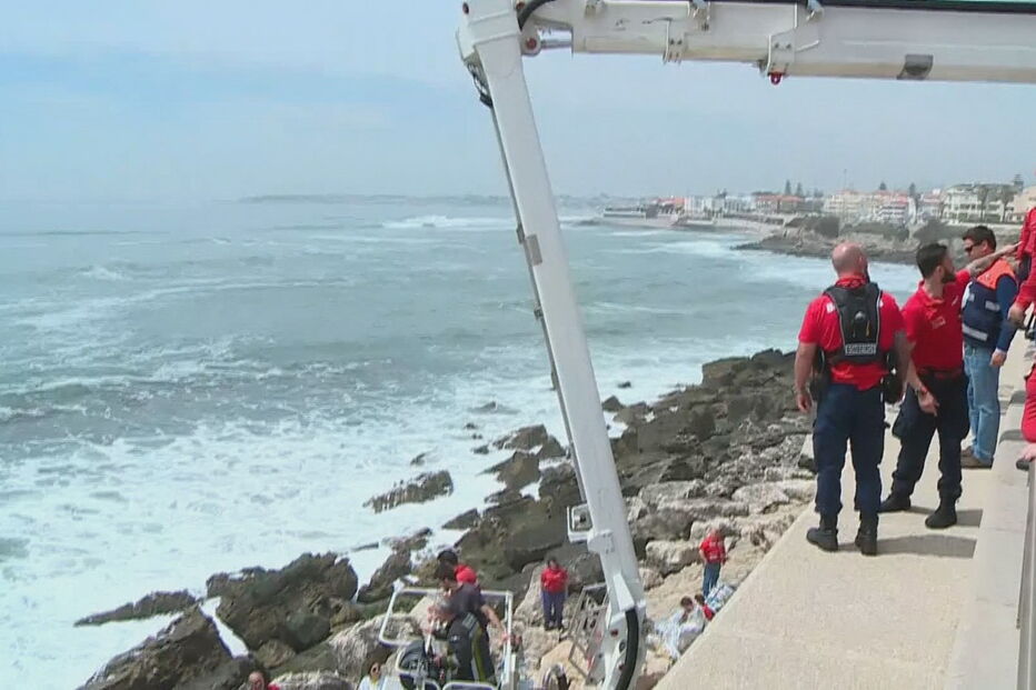 Embarcação vira na Praia da Parede 