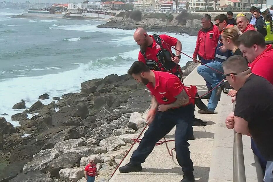 Embarcação vira na Praia da Parede 