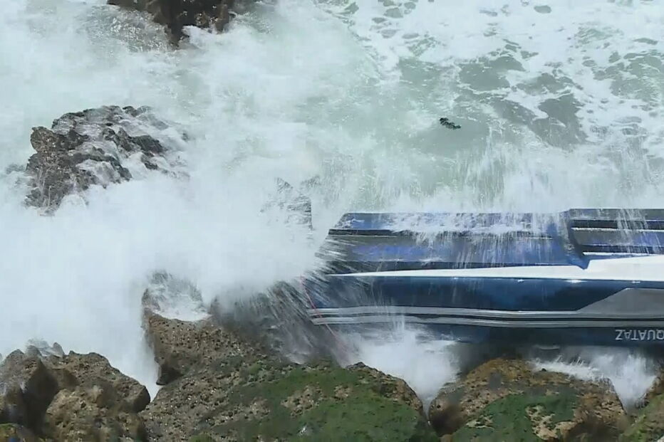 Embarcação vira na Praia da Parede 